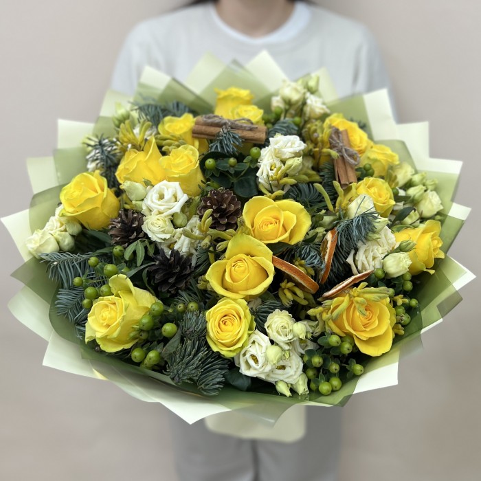 Новогодний букет с желтыми розами