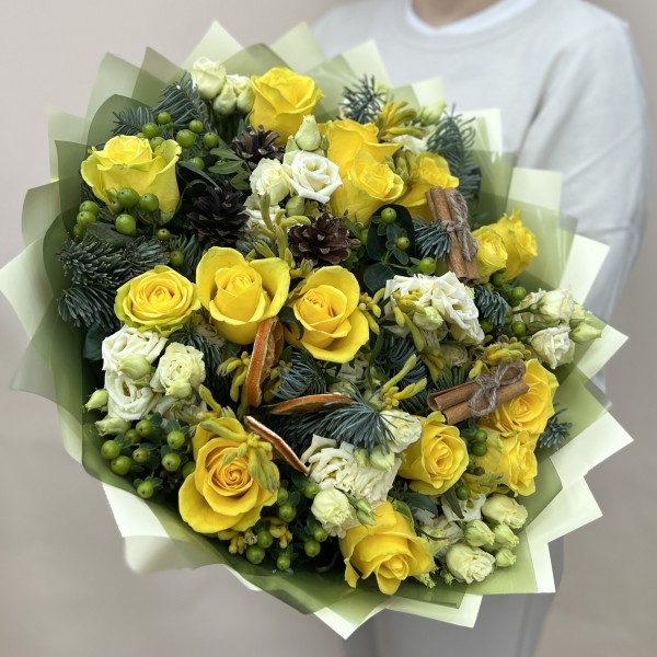 Новогодний букет с желтыми розами