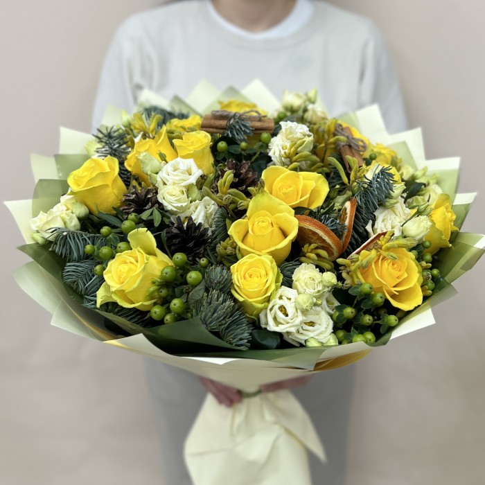 Новогодний букет с желтыми розами