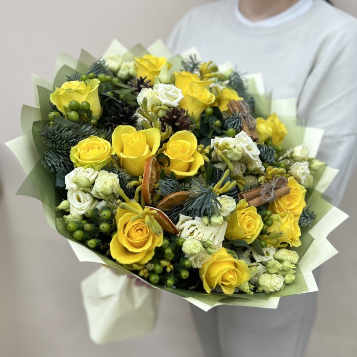 Новогодний букет с желтыми розами