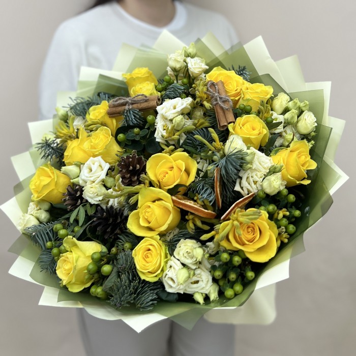 Новогодний букет с желтыми розами
