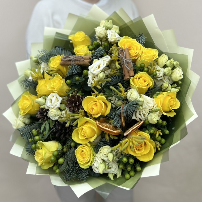 Новогодний букет с желтыми розами