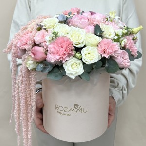 Композиция из роз и ароматной маттиолы в коробке