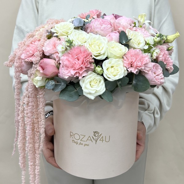 Композиция из роз и ароматной маттиолы в коробке