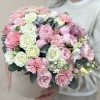 Композиция из роз и ароматной маттиолы в коробке