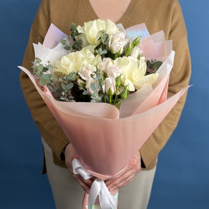 Букет с белыми французскими розами