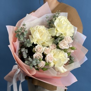 Букет с белыми французскими розами