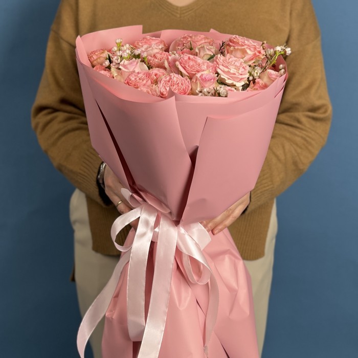 Букет с кустовыми пионовидными розами Мадам Бомбастик