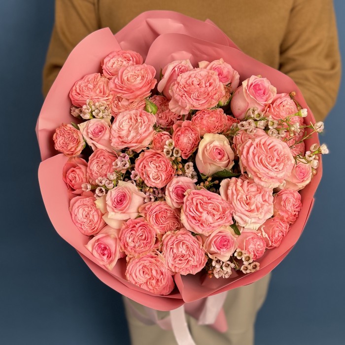 Букет с кустовыми пионовидными розами Мадам Бомбастик