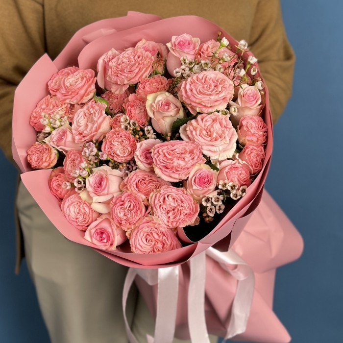 Букет с кустовыми пионовидными розами Мадам Бомбастик