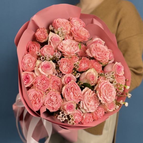 Букет с кустовыми пионовидными розами Мадам Бомбастик