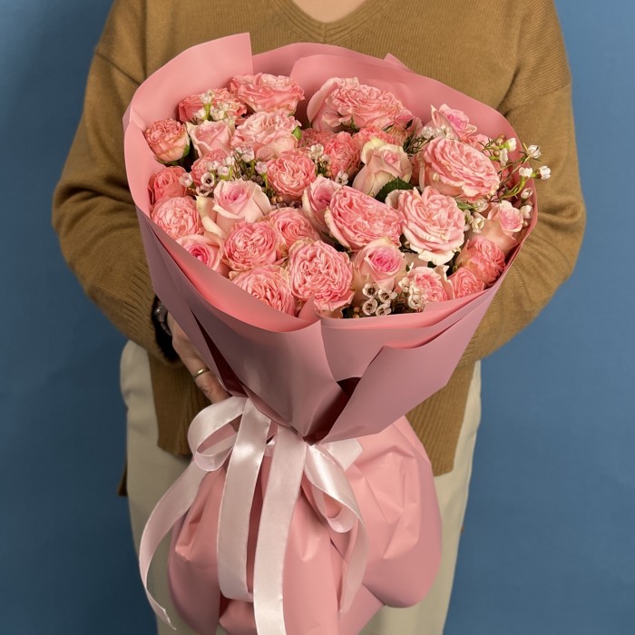 Букет с кустовыми пионовидными розами Мадам Бомбастик