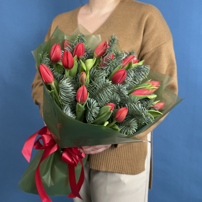 Новогодний букет с красными тюльпанами