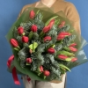 Новогодний букет с красными тюльпанами