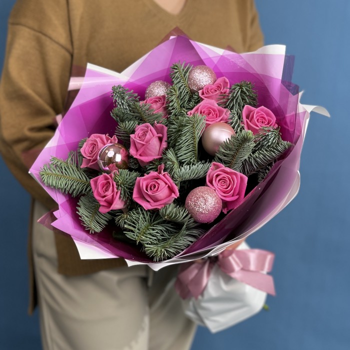 Новогодний букет с розовыми розами