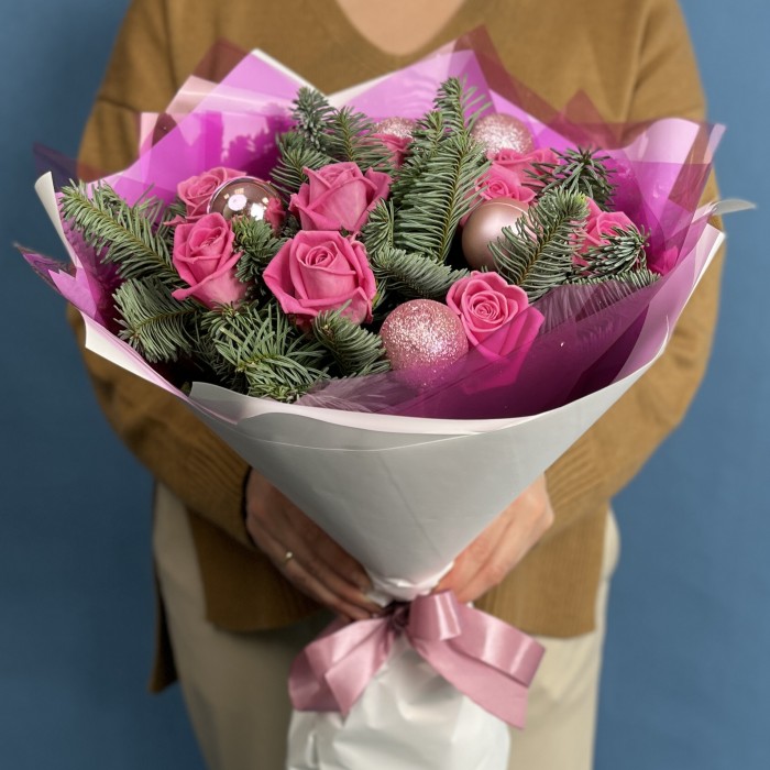 Новогодний букет с розовыми розами