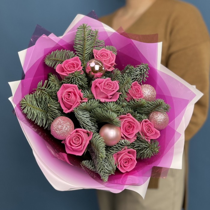 Новогодний букет с розовыми розами