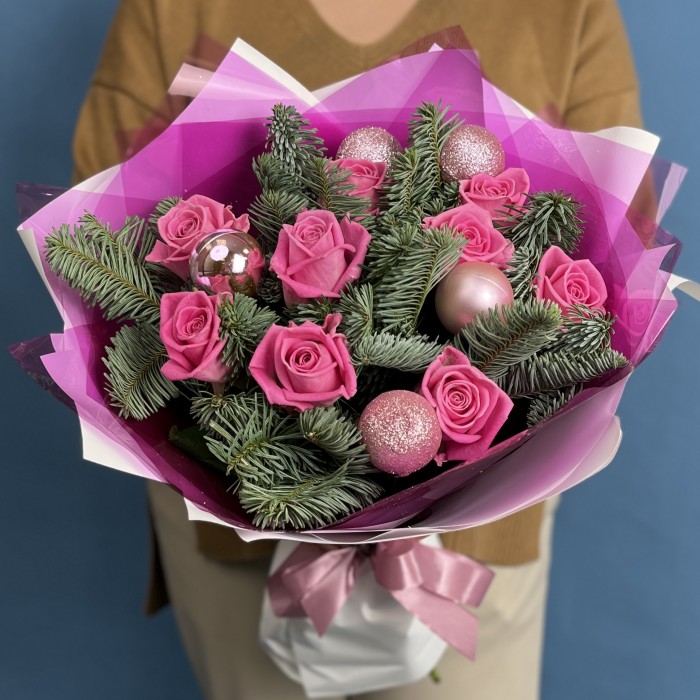 Новогодний букет с розовыми розами