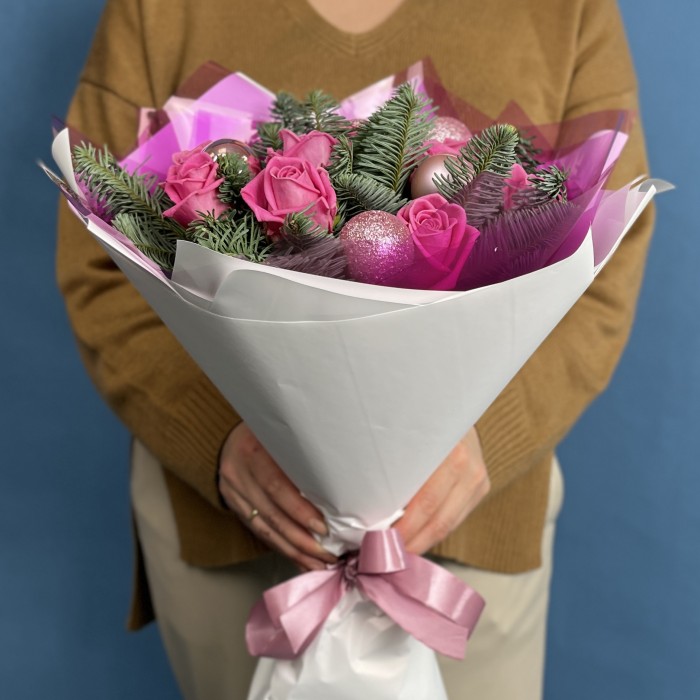 Новогодний букет с розовыми розами
