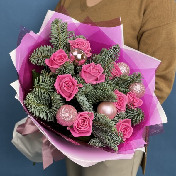 Новогодний букет с розовыми розами