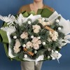 Новогодний букет с кустовой розой Роял Порцелина
