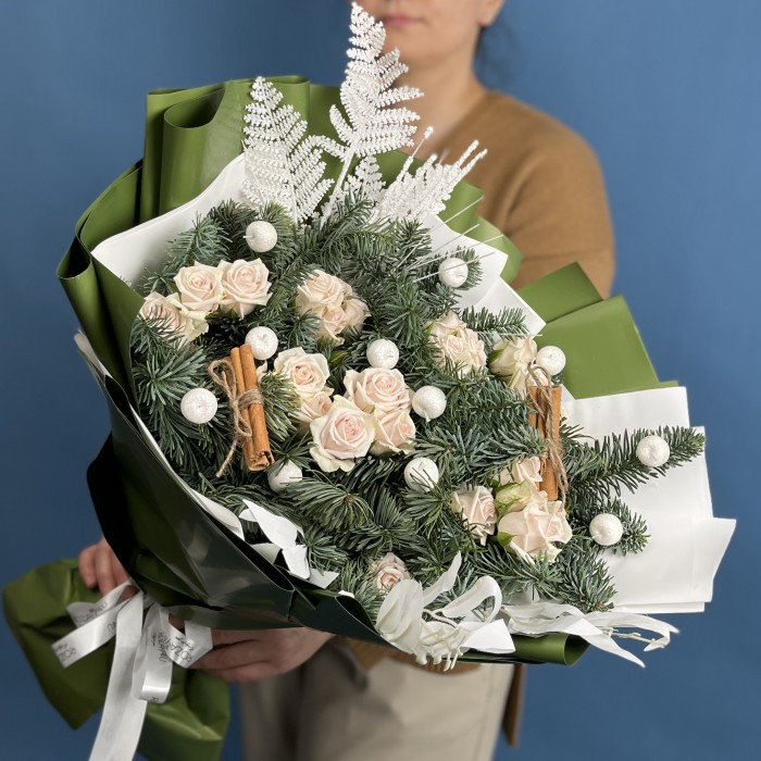 Новогодний букет с кустовой розой Роял Порцелина