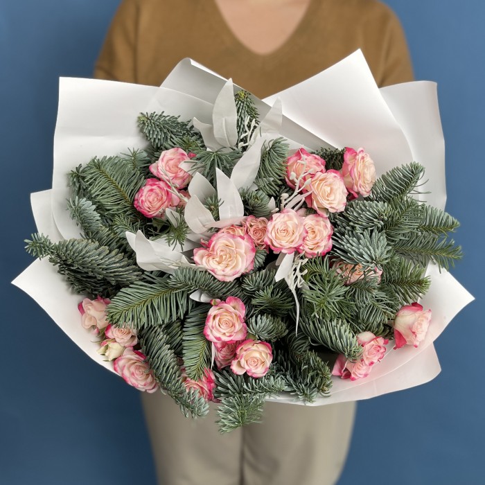 Новогодний букет с кустовой розой рефлекс
