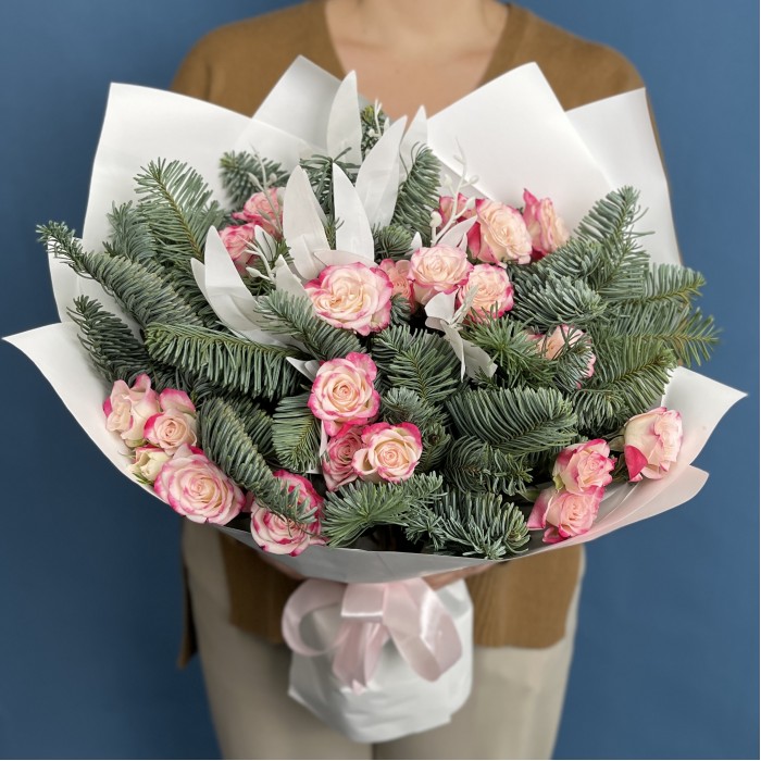 Новогодний букет с кустовой розой рефлекс