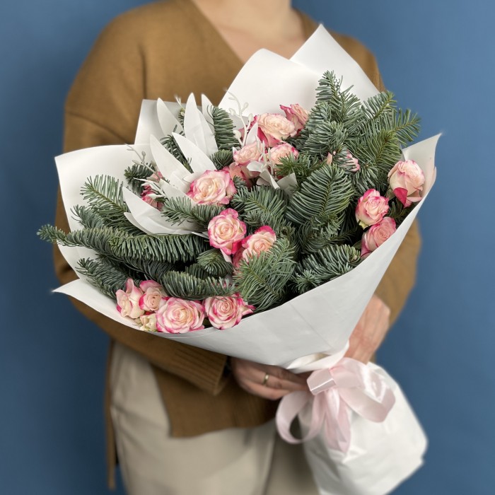 Новогодний букет с кустовой розой рефлекс