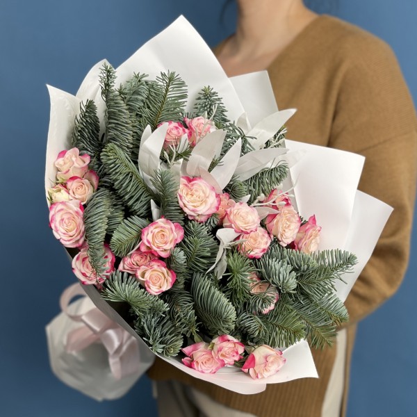 Новогодний букет с кустовой розой рефлекс