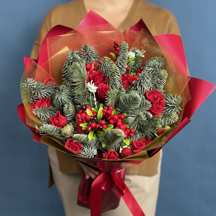 Новогодний букет с кустовой красной розой