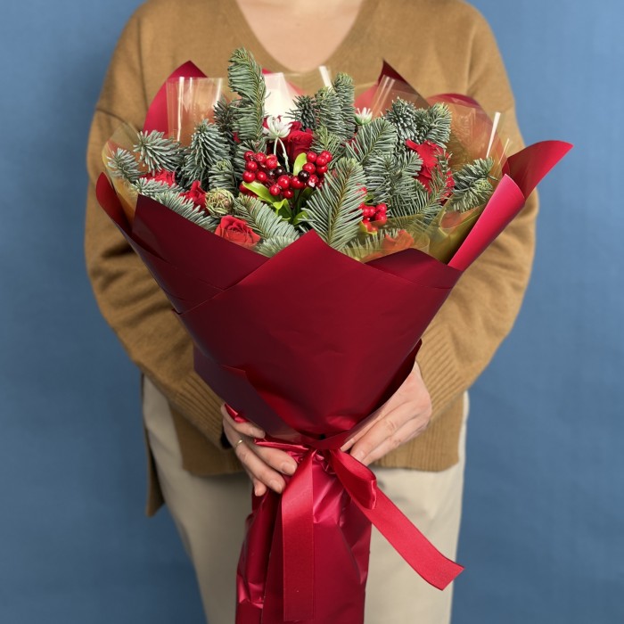Новогодний букет с кустовой красной розой