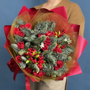 Новогодний букет с кустовой красной розой