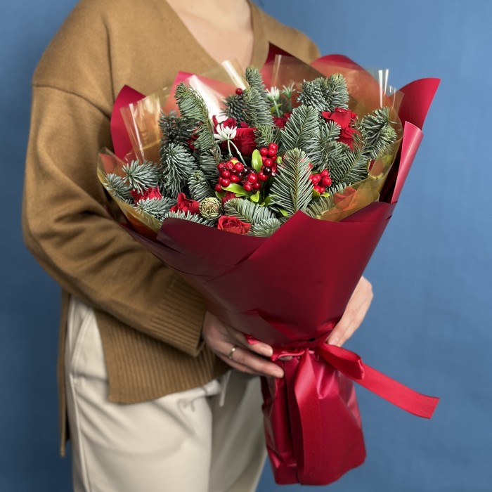 Новогодний букет с кустовой красной розой