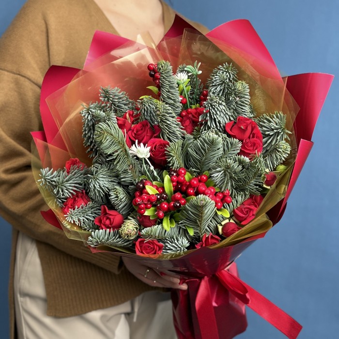 Новогодний букет с кустовой красной розой