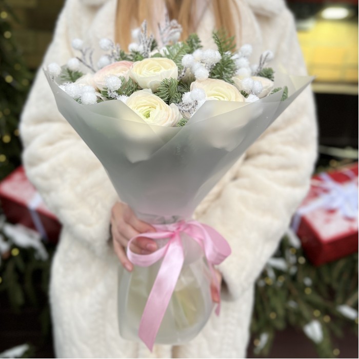 11 бело-розовых Ранункулюсов с нобилисом