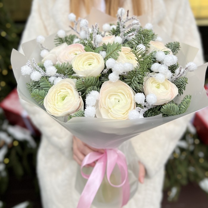 11 бело-розовых Ранункулюсов с нобилисом