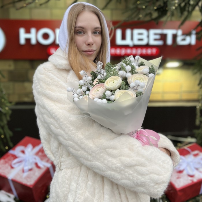 11 бело-розовых Ранункулюсов с нобилисом