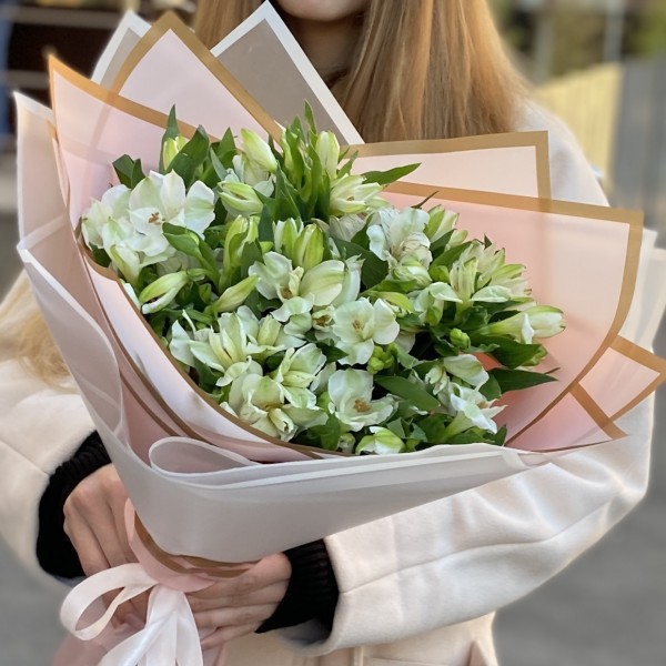 11 белых альстромерий