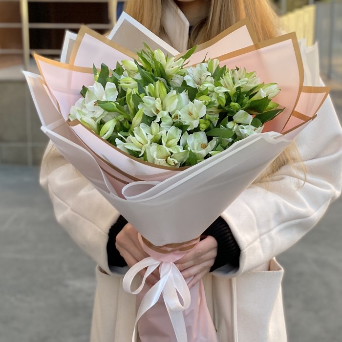 11 белых альстромерий