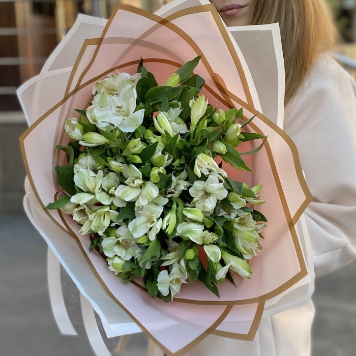 11 белых альстромерий