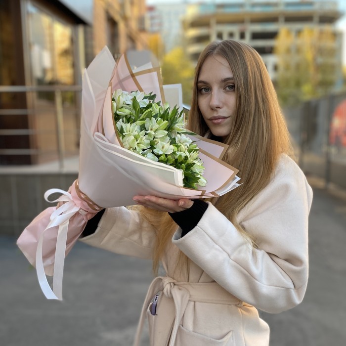 11 белых альстромерий