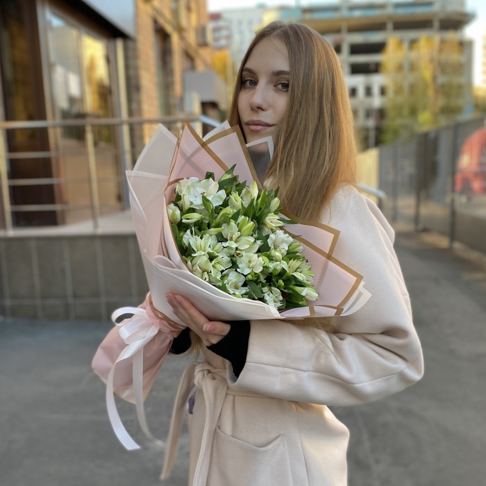 11 белых альстромерий