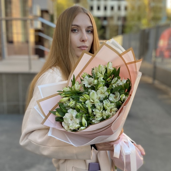 11 белых альстромерий