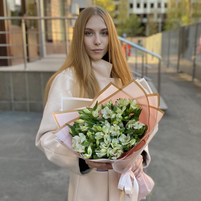 11 белых альстромерий