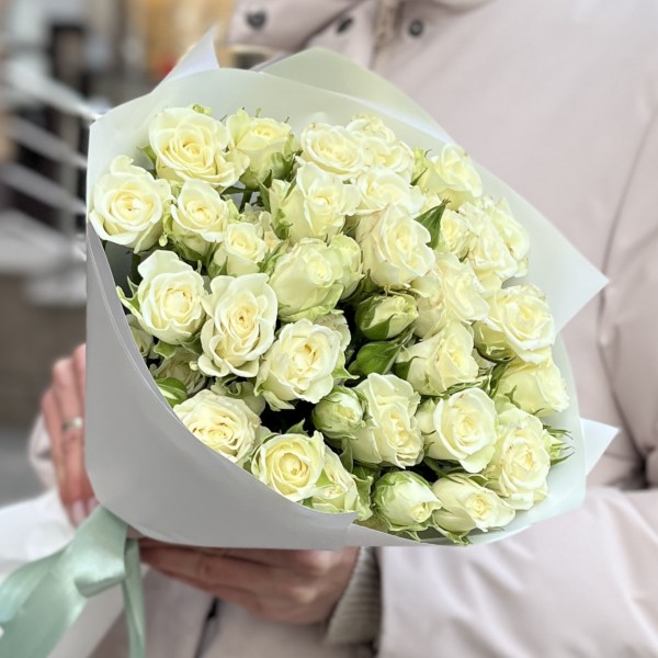 11 белых кустовых роз Сноуфлейк