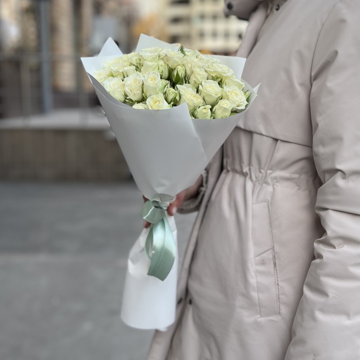 11 белых кустовых роз Сноуфлейк