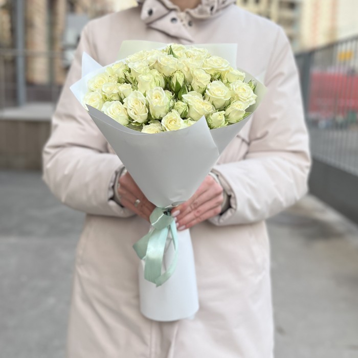 11 белых кустовых роз Сноуфлейк