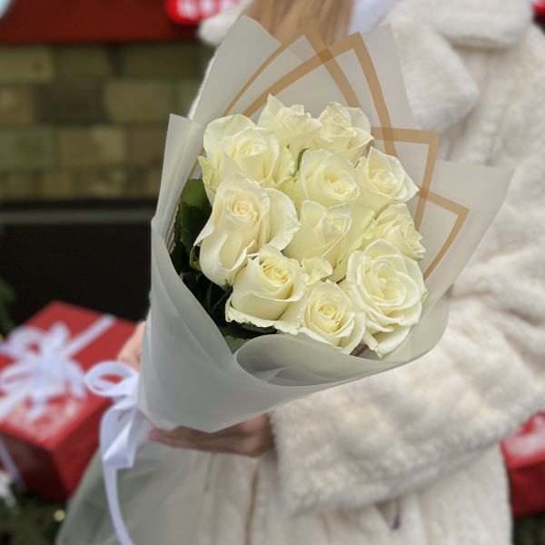11 длинных белых роз 70 см