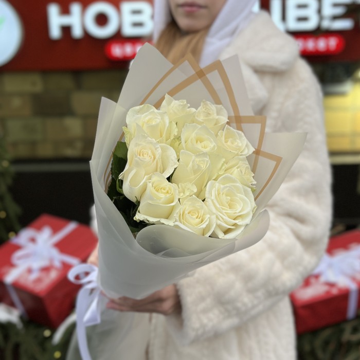 11 длинных белых роз 70 см